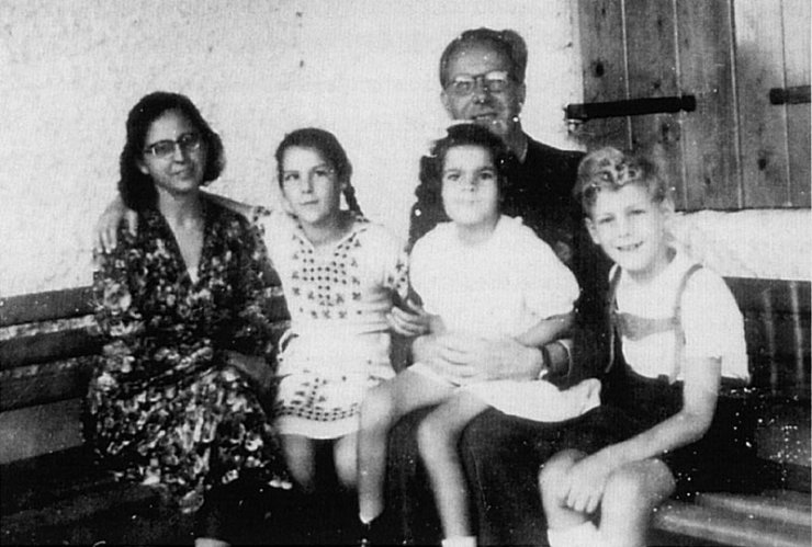 Familie Jochum (v.l.n.r. Maria, Veronica, Romana, Eugen, Andreas) in Wolkersdorf (1944)